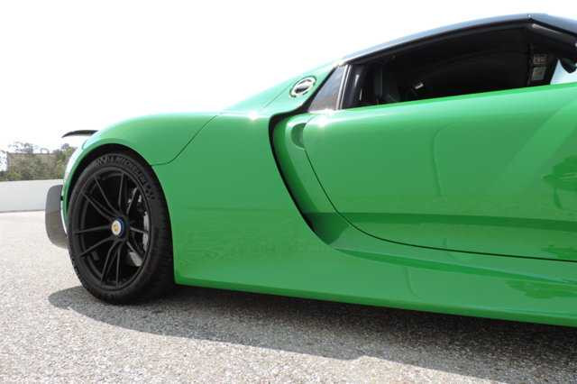 Ngoài ra, cũng cần nói thêm, chính bộ áo độc đáo màu xanh diệp lục cũng góp phần giúp chiếc siêu xe Porsche 918 Spyder có giá bán 2 triệu USD.