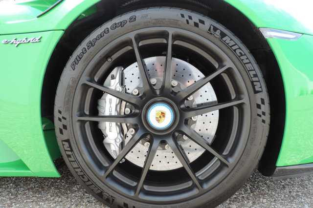 Đó còn chưa kể đến bộ la-zăng 5 chấu kép sơn đen mờ của nhà độ HRE.