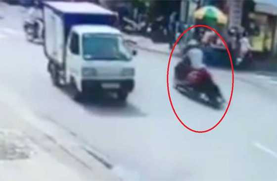 cuop keo le co gai tren duong