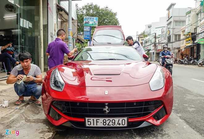 Sieu xe Ferrari F12 ban do nhap Dubai ra bien so Sai Gon hinh anh 1