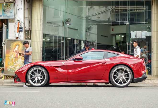 Sieu xe Ferrari F12 ban do nhap Dubai ra bien so Sai Gon hinh anh 2