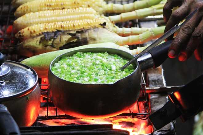 Nguoi Sai Gon 'boc so' cho ca gio de an bap nuong hinh anh 1