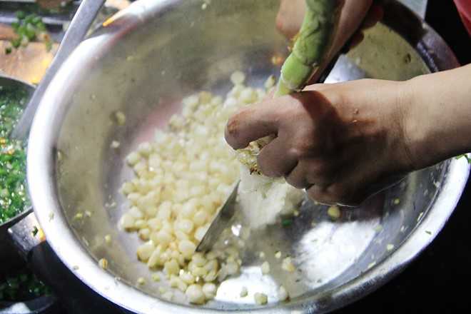 Nguoi Sai Gon 'boc so' cho ca gio de an bap nuong hinh anh 3