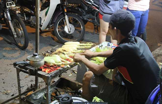 Nguoi Sai Gon 'boc so' cho ca gio de an bap nuong hinh anh 6