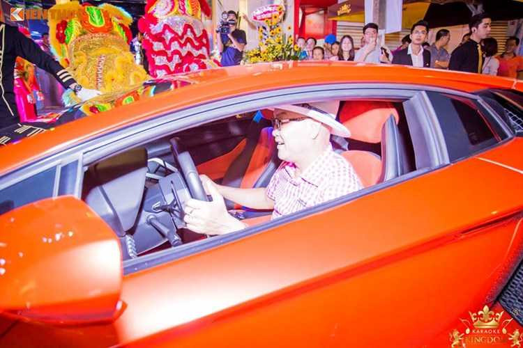 minh-nhua-va-phan-thanh-cuoi-sieu-xe-di-uong-bia-hinh-5