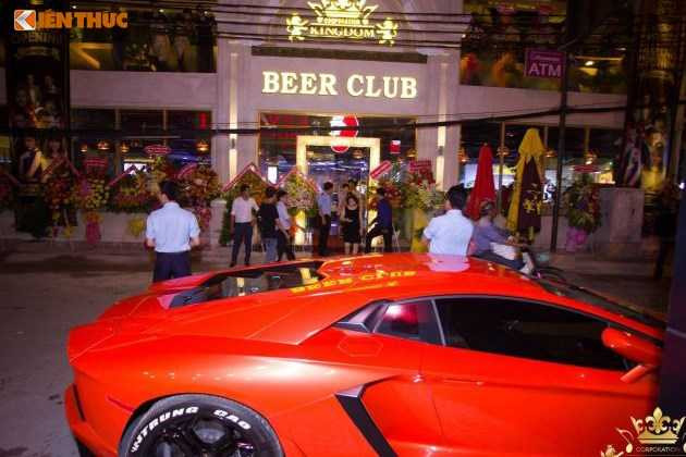 minh-nhua-va-phan-thanh-cuoi-sieu-xe-di-uong-bia-hinh-8