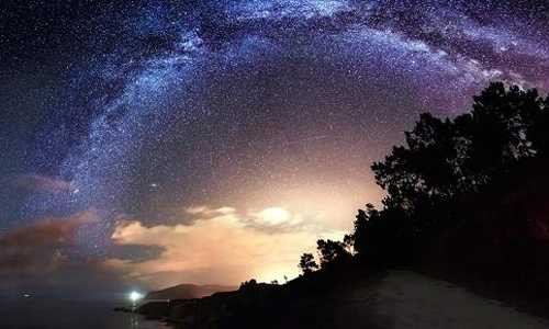 Nhiều công ty cung cấp dịch vụ đưa hài cốt lên tên lửa thương mại.