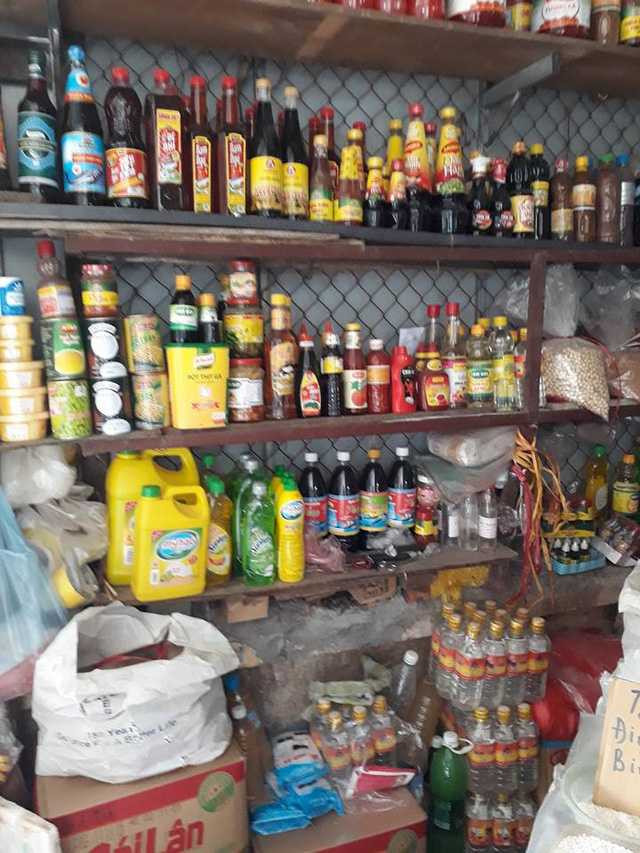 Nước mắm công nghiệp và nước mắm truyền thống đều được bày bán như nhau ở chợ