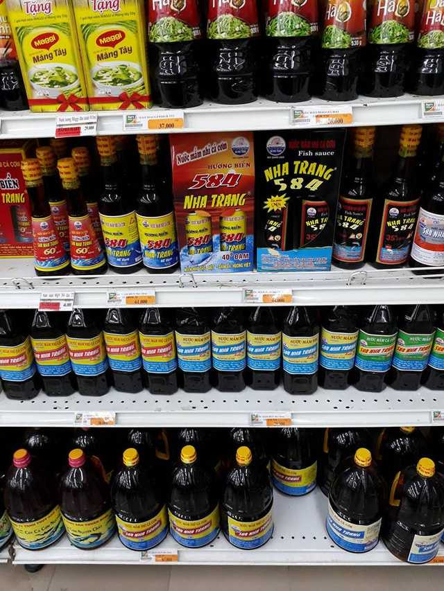 Nước mắm được bày bán ở siêu thị Hapro Thanh Xuân