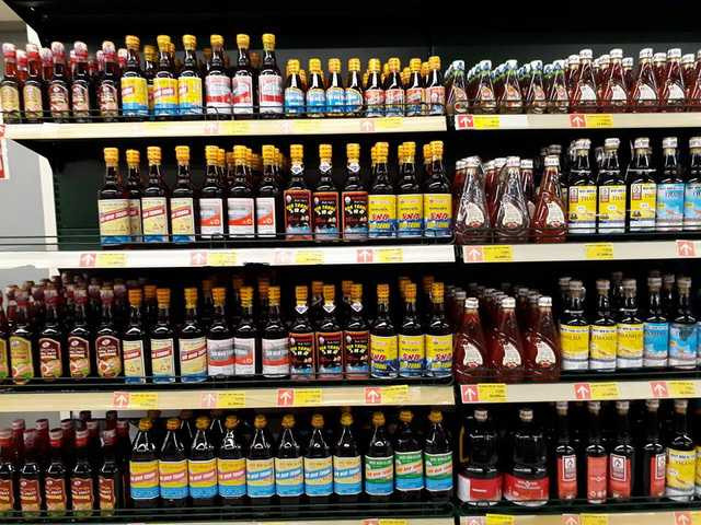 Theo cảm quan, nhiều người tiêu dùng cho rằng nước mắm truyền thống đang được bày bán nhiều hơn nước mắm công nghiệp