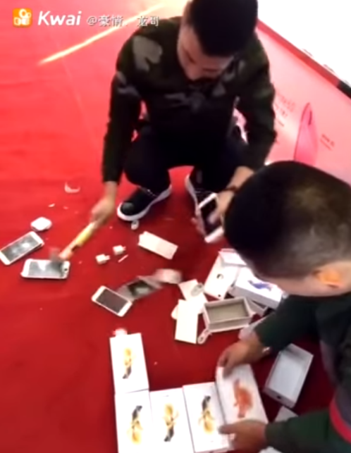 Bực mình vì chủ cửa hàng kiêu ngạo, một khách hàng mua toàn bộ iPhone giá hơn 1,6 tỷ rồi đập nát - Ảnh 3.