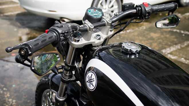 Yamaha FZ150 do kieu dang co dien cua biker Sai Gon hinh anh 4