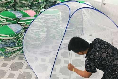 Mùng chống muỗi cũng được nhiều khách hàng chọn mua. Ảnh: Phương Đông