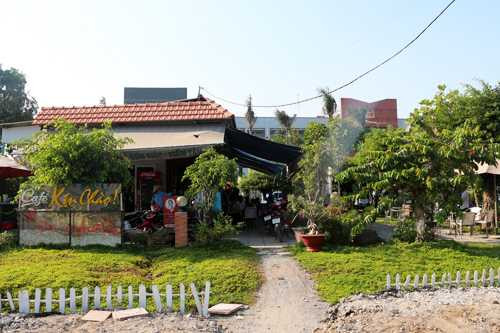 Quán cà phê Xin Chào nằm đối diện trụ sở Công an huyện Bình Chánh. Ảnh: Trung Sơn