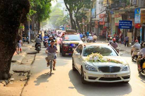 dan-xe-hop-ban-tai-ram-ro-ruoc-dau-tai-ha-noi-hinh-3