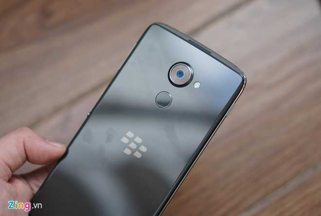 Mo hop BlackBerry DTEK60 gia 14 trieu sap len ke hinh anh 5