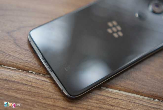 Mo hop BlackBerry DTEK60 gia 14 trieu sap len ke hinh anh 6