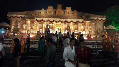 Địa điểm tổ chức đám cưới được trang hoàng như một ngôi đền Hindu cổ. Ảnh: Janardhana Reddy