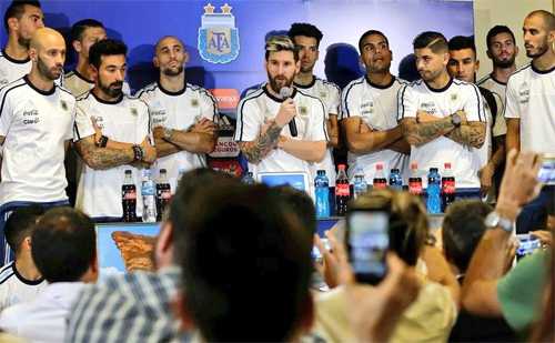 Messi dẫn đồng đội vào phòng và đưa ra tuyên bố. Ảnh: AP.