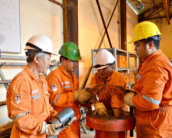 Khủng hoảng giá dầu đã ảnh hưởng trực tiếp tới đời sống NLĐ trong lĩnh vực dầu khí. Trong ảnh: NLĐ Vietsovpetro trong giờ làm việc. Ảnh: NHÃ UYÊN