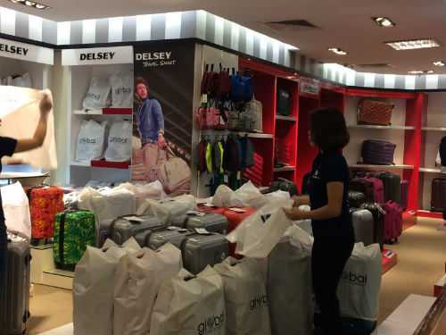 Một số quầy hàng nhân viên đã bắt đầu đóng gói hàng hoá, chuẩn bị chuyển hàng đi nơi khác. 