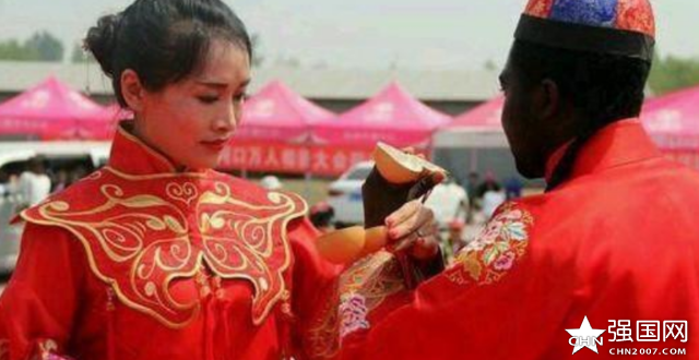 qua-cuoi-cua-dai-gia-chau-phi-lay-vo-trung-quoc-gay-choang