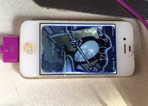 iPhone 4 ngam mot nam duoi ho van song sot hinh anh 2