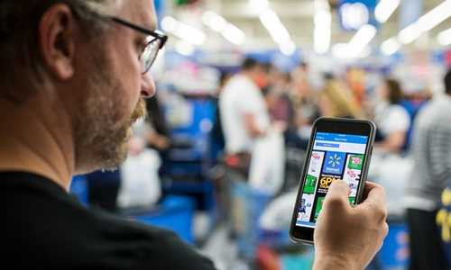 Ngoài việc đến cửa hàng, người mua còn có thể săn hàng giảm giá Black Friday qua mạng. Ảnh: AP