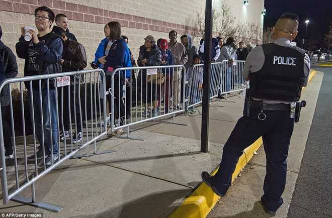 Nguoi My cam trai trong gia lanh cho Black Friday hinh anh 10