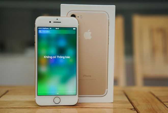 Giam gia sau, iPhone 7 khoa mang bat dau hut khach hinh anh 1