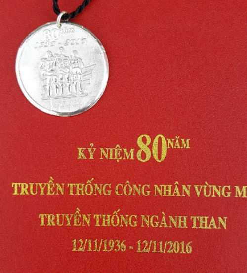 Mỗi chiếc kỷ niệm chương được chế tác từ bạc dùng làm quà tặng nhân kỷ niệm 80 năm truyền thống công nhân vùng mỏ có giá trị 640.000 đồng. 