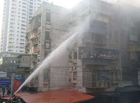 Hà Nội: Cháy 'chuồng cọp' ở tầng 5 khu tập thể dược - ảnh 1