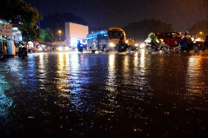 Nước ngập mênh mông khu vực vòng xoay Nguyễn Thái Sơn - Ảnh: Hữu Khoa