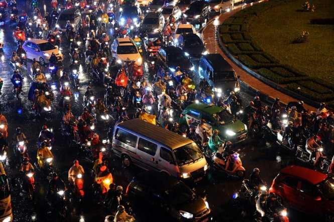 Xe cộ ùn ứ khu vực vòng xoay Nguyễn Thái Sơn do mưa lớn - Ảnh: Hữu Khoa