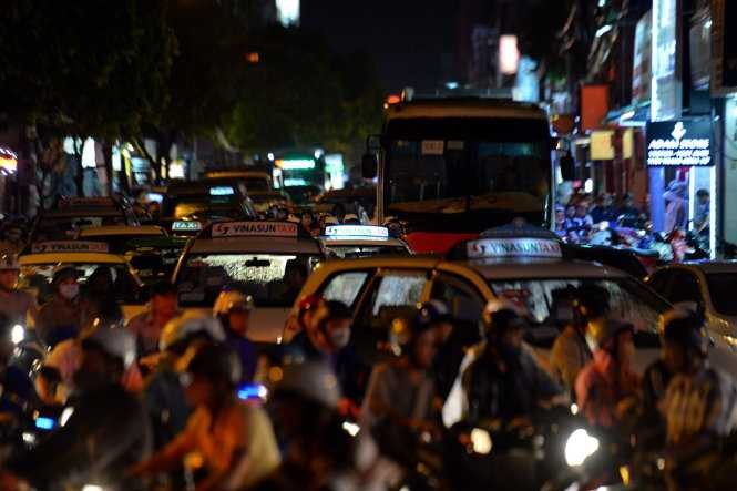Xe cộ ùn ứ kéo dài trên đường Hồ Văn Huê , Q.Phú Nhuận, TP.HCM - Ảnh: Hữu Khoa