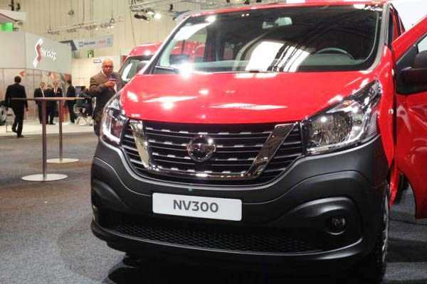 nissan-nv300-the-he-moi-gia-ban-604-trieu-co-gi-hot-hinh-6