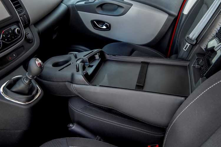 nissan-nv300-the-he-moi-gia-ban-604-trieu-co-gi-hot-hinh-9