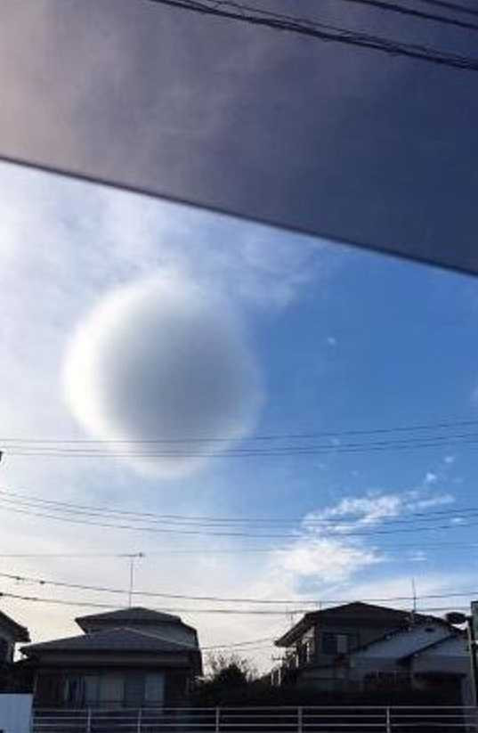 dam may hinh cau ki la tren troi khien dan nhat lo lang hinh anh 2