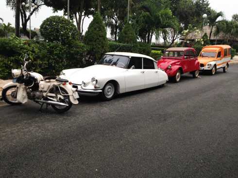 Chiếc Citroen 2CV màu đỏ tại Sài Gòn.