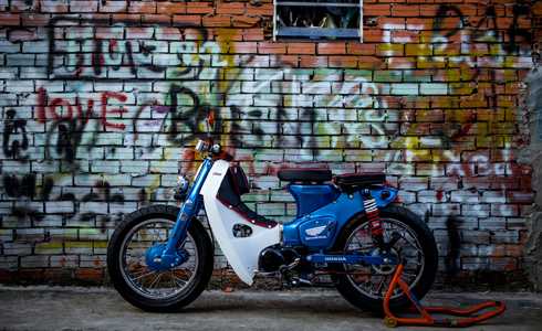 Honda Cub độ tại Sài Gòn. Ảnh: La Tỷ.