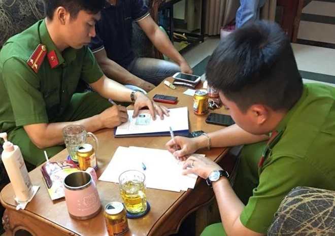 Canh sat tra lai 25.000 USD trong ket sat cua hot girl Sam hinh anh 1