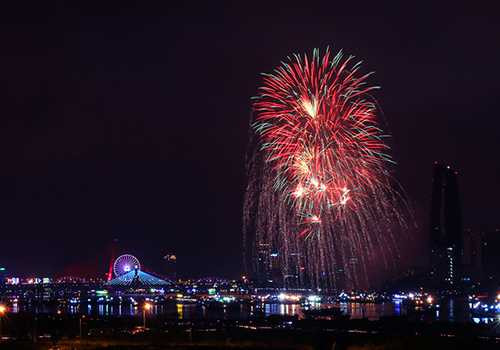 Pháo hoa đã trở thành đặc sản của Đà Nẵng với cuộc thi trình diễn pháo hoa quốc tế 2 năm tổ chức 1 lần. Ảnh: Nguyễn Đông.