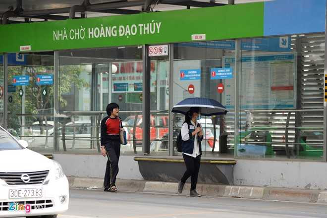 Hanh khach lung tung tim loi ra vao nha cho buyt nhanh BRT hinh anh 11