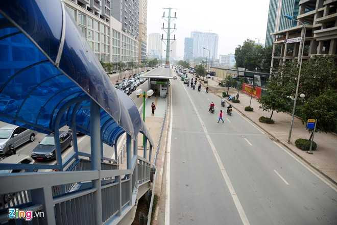 Hanh khach lung tung tim loi ra vao nha cho buyt nhanh BRT hinh anh 1