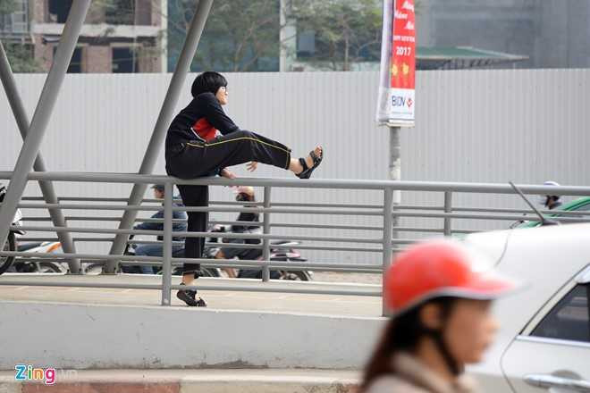 Hanh khach lung tung tim loi ra vao nha cho buyt nhanh BRT hinh anh 13