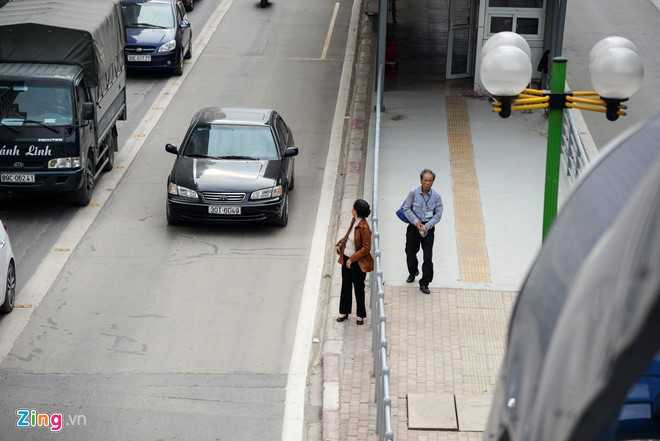 Hanh khach lung tung tim loi ra vao nha cho buyt nhanh BRT hinh anh 14