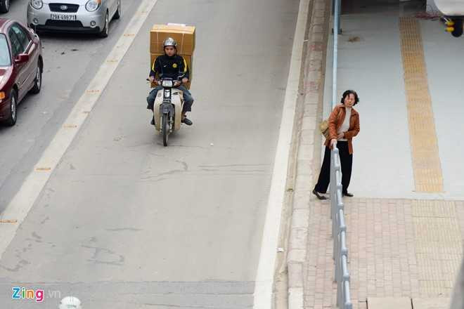 Hanh khach lung tung tim loi ra vao nha cho buyt nhanh BRT hinh anh 15