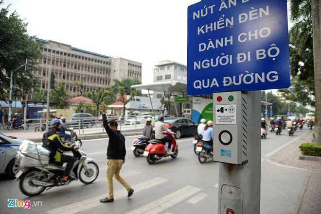 Hanh khach lung tung tim loi ra vao nha cho buyt nhanh BRT hinh anh 16