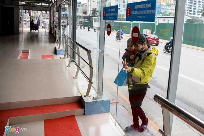 Hanh khach lung tung tim loi ra vao nha cho buyt nhanh BRT hinh anh 2