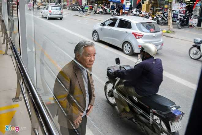 Hanh khach lung tung tim loi ra vao nha cho buyt nhanh BRT hinh anh 5